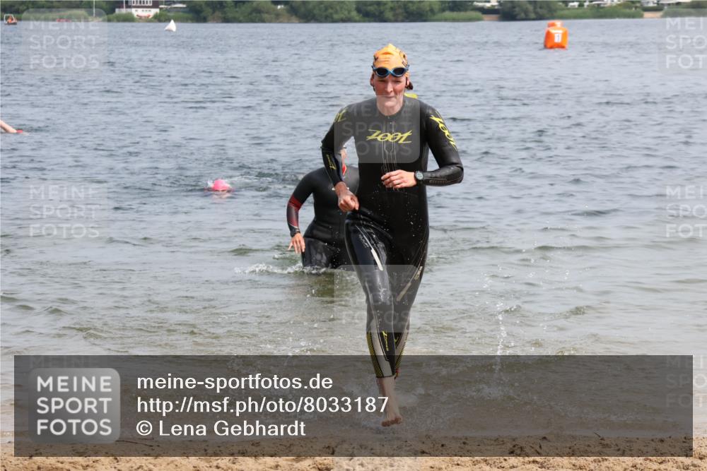 15.06.2025 - 27. Vierlanden-Triathlon Lena Gebhardt http://msf.ph/oto/8033187 15.06.2025 11:17:00 Schwimmen 825, 945, 978 meine-sportfotos.de