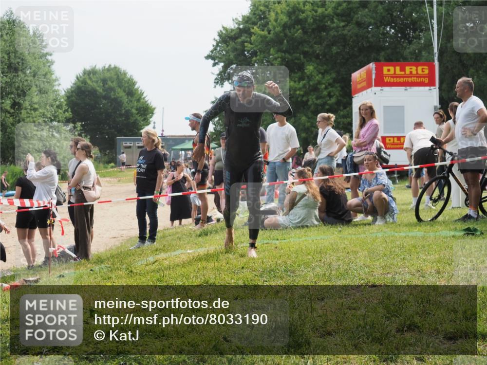15.06.2025 - 27. Vierlanden-Triathlon KatJ http://msf.ph/oto/8033190 15.06.2025 11:15:04 Schwimmen 798, 812 meine-sportfotos.de