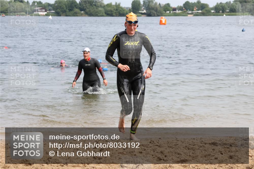 21.06.2025 - 27. Vierlanden-Triathlon Lena Gebhardt http://msf.ph/oto/8033192 15.06.2025 11:17:00 Schwimmen 825, 945, 978 meine-sportfotos.de