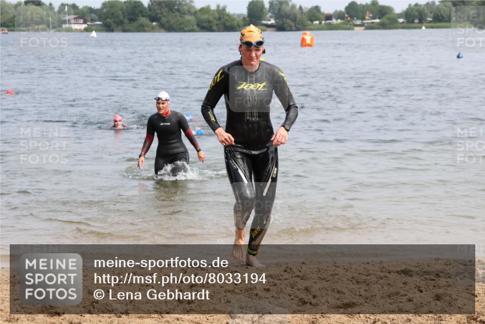 15.06.2025 - 27. Vierlanden-Triathlon Lena Gebhardt http://msf.ph/oto/8033194 15.06.2025 11:17:00 Schwimmen 825, 945, 978 meine-sportfotos.de