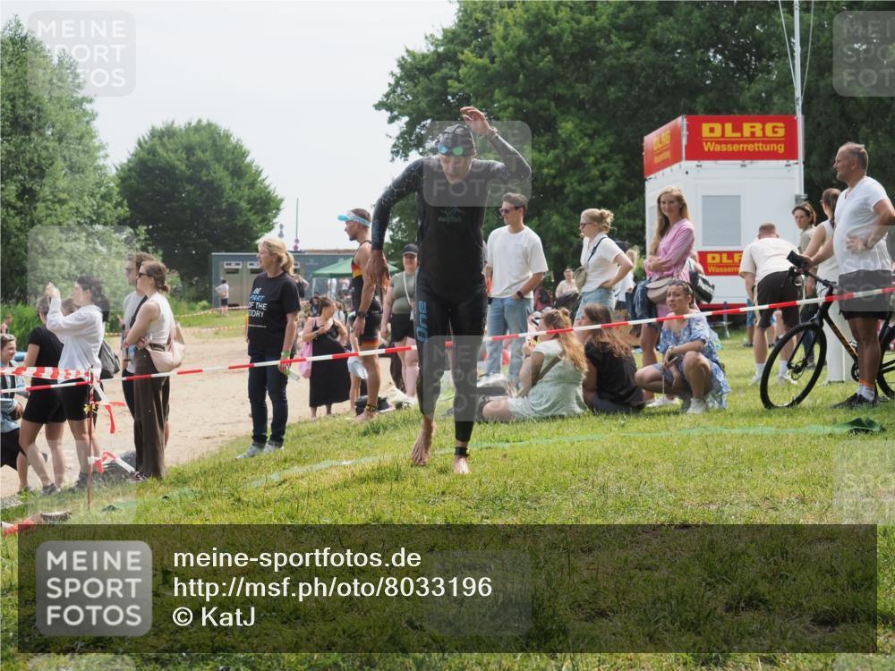 15.06.2025 - 27. Vierlanden-Triathlon KatJ http://msf.ph/oto/8033196 15.06.2025 11:15:04 Schwimmen 798, 812 meine-sportfotos.de