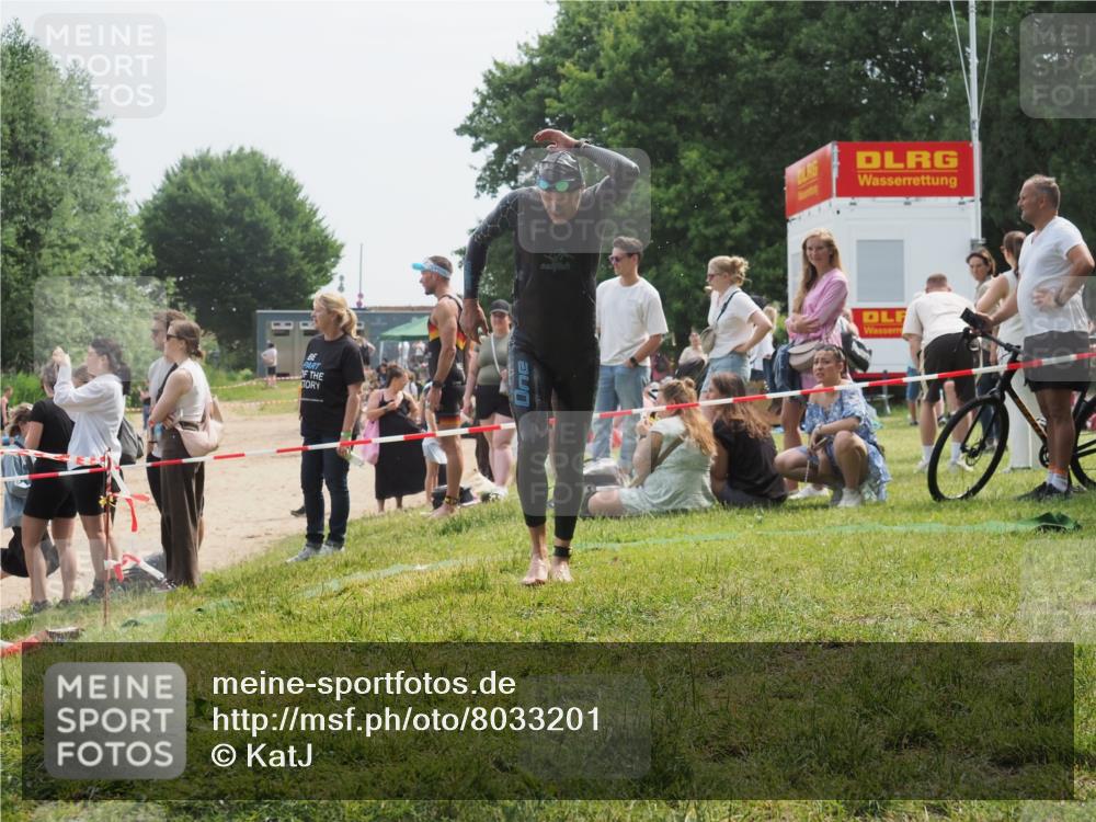 15.06.2025 - 27. Vierlanden-Triathlon KatJ http://msf.ph/oto/8033201 15.06.2025 11:15:04 Schwimmen 798, 812 meine-sportfotos.de