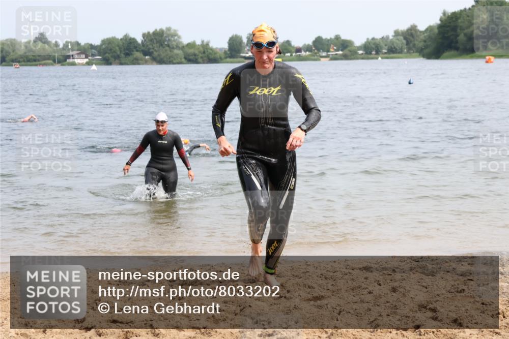 15.06.2025 - 27. Vierlanden-Triathlon Lena Gebhardt http://msf.ph/oto/8033202 15.06.2025 11:17:01 Schwimmen 825, 945, 978, 979 meine-sportfotos.de