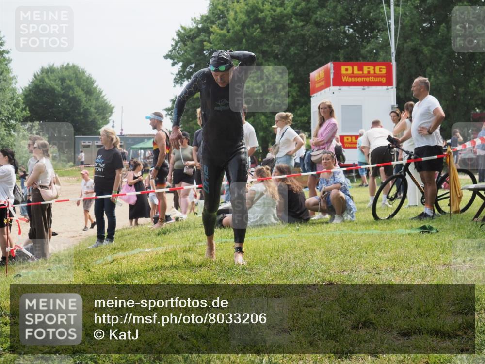 15.06.2025 - 27. Vierlanden-Triathlon KatJ http://msf.ph/oto/8033206 15.06.2025 11:15:05 Schwimmen 798, 812 meine-sportfotos.de
