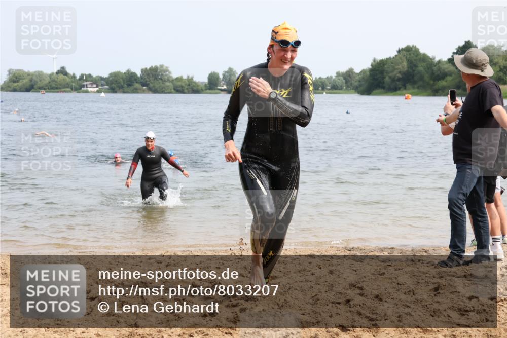 15.06.2025 - 27. Vierlanden-Triathlon Lena Gebhardt http://msf.ph/oto/8033207 15.06.2025 11:17:02 Schwimmen 825, 945, 978, 979 meine-sportfotos.de