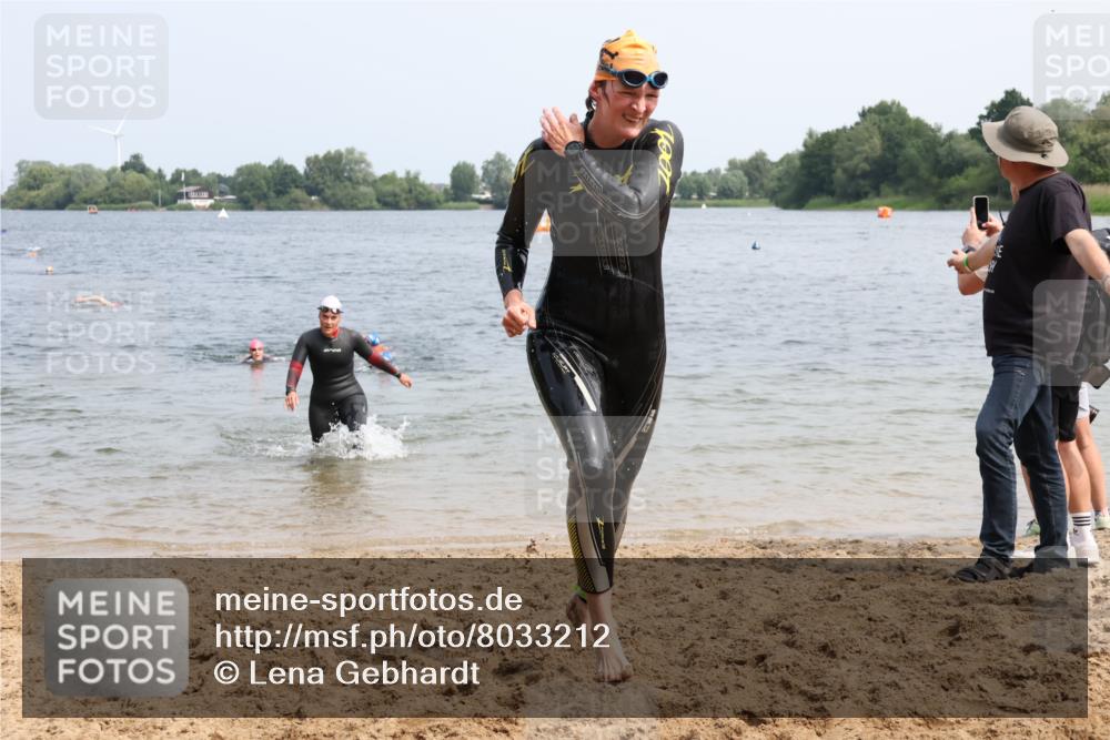 15.06.2025 - 27. Vierlanden-Triathlon Lena Gebhardt http://msf.ph/oto/8033212 15.06.2025 11:17:02 Schwimmen 825, 945, 978, 979 meine-sportfotos.de
