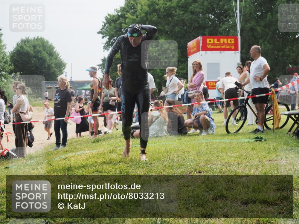 15.06.2025 - 27. Vierlanden-Triathlon KatJ http://msf.ph/oto/8033213 15.06.2025 11:15:05 Schwimmen 798, 812 meine-sportfotos.de