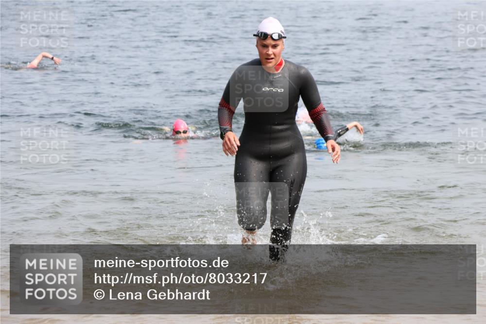 15.06.2025 - 27. Vierlanden-Triathlon Lena Gebhardt http://msf.ph/oto/8033217 15.06.2025 11:17:03 Schwimmen 825, 944, 945, 978, 979 meine-sportfotos.de