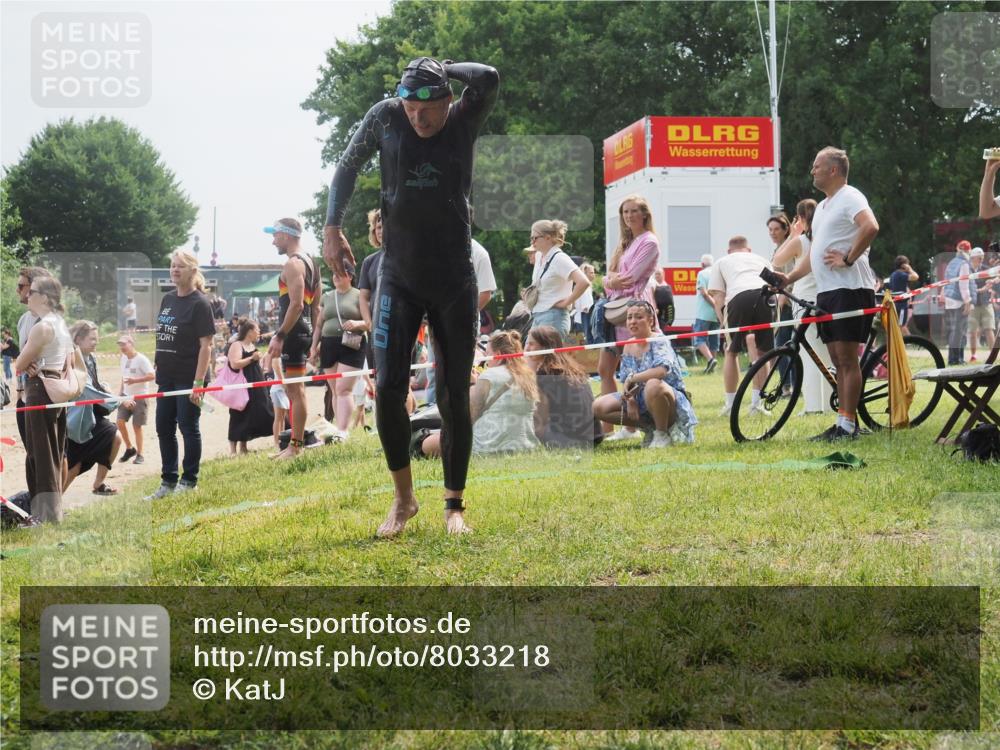15.06.2025 - 27. Vierlanden-Triathlon KatJ http://msf.ph/oto/8033218 15.06.2025 11:15:05 Schwimmen 798, 812 meine-sportfotos.de