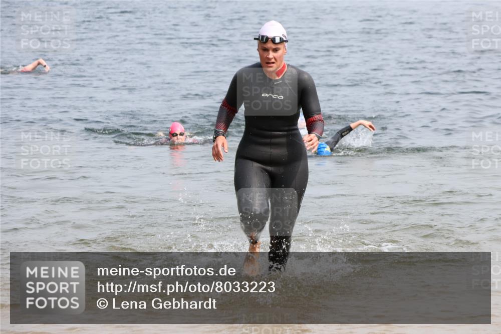 15.06.2025 - 27. Vierlanden-Triathlon Lena Gebhardt http://msf.ph/oto/8033223 15.06.2025 11:17:03 Schwimmen 825, 944, 945, 978, 979 meine-sportfotos.de