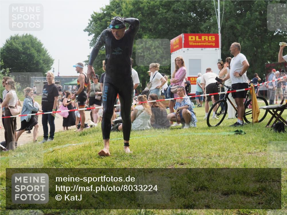 15.06.2025 - 27. Vierlanden-Triathlon KatJ http://msf.ph/oto/8033224 15.06.2025 11:15:05 Schwimmen 798, 812 meine-sportfotos.de