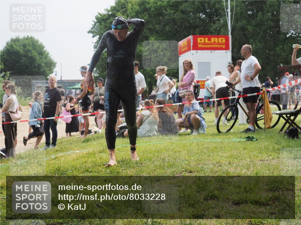 15.06.2025 - 27. Vierlanden-Triathlon KatJ http://msf.ph/oto/8033228 15.06.2025 11:15:05 Schwimmen 798, 812 meine-sportfotos.de