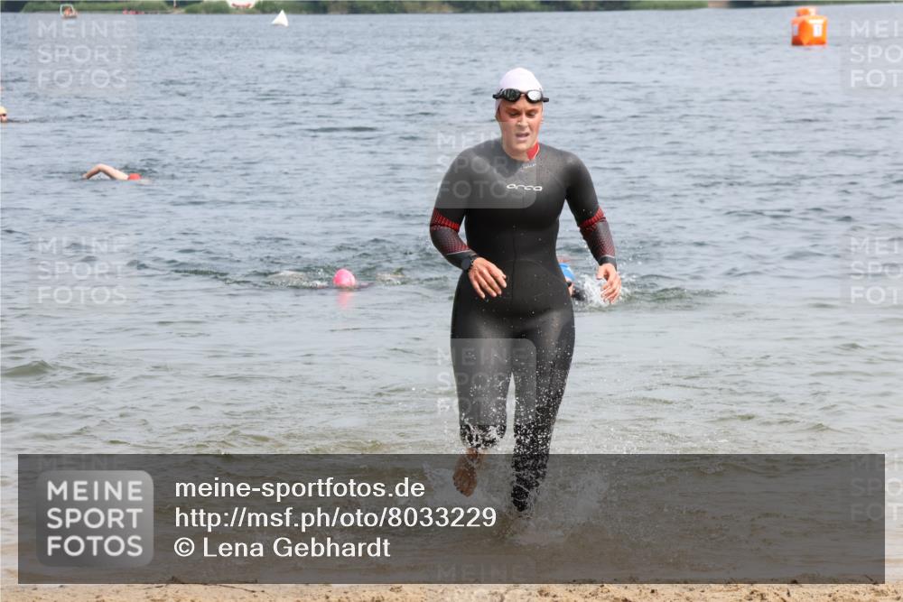 15.06.2025 - 27. Vierlanden-Triathlon Lena Gebhardt http://msf.ph/oto/8033229 15.06.2025 11:17:04 Schwimmen 825, 944, 945, 978, 979 meine-sportfotos.de