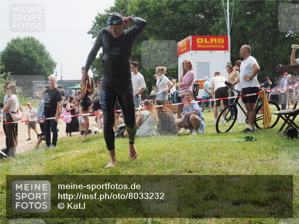 15.06.2025 - 27. Vierlanden-Triathlon KatJ http://msf.ph/oto/8033232 15.06.2025 11:15:05 Schwimmen 798, 812 meine-sportfotos.de
