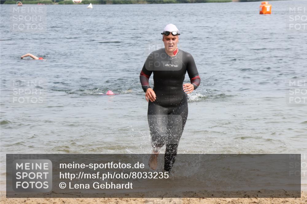 21.06.2025 - 27. Vierlanden-Triathlon Lena Gebhardt http://msf.ph/oto/8033235 15.06.2025 11:17:04 Schwimmen 825, 944, 945, 978, 979 meine-sportfotos.de