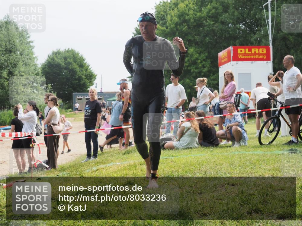 15.06.2025 - 27. Vierlanden-Triathlon KatJ http://msf.ph/oto/8033236 15.06.2025 11:15:06 Schwimmen 798, 812 meine-sportfotos.de