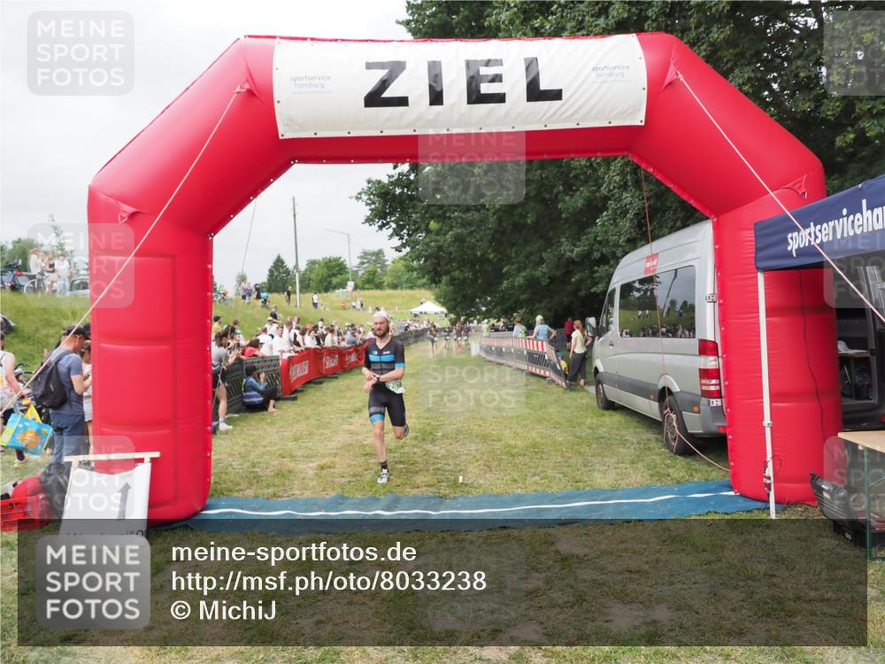 21.06.2025 - 27. Vierlanden-Triathlon MichiJ http://msf.ph/oto/8033238 15.06.2026 12:54:26 Ziel 757 meine-sportfotos.de