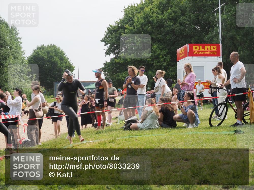 15.06.2025 - 27. Vierlanden-Triathlon KatJ http://msf.ph/oto/8033239 15.06.2025 11:15:43 Schwimmen 881, 927, 960 meine-sportfotos.de