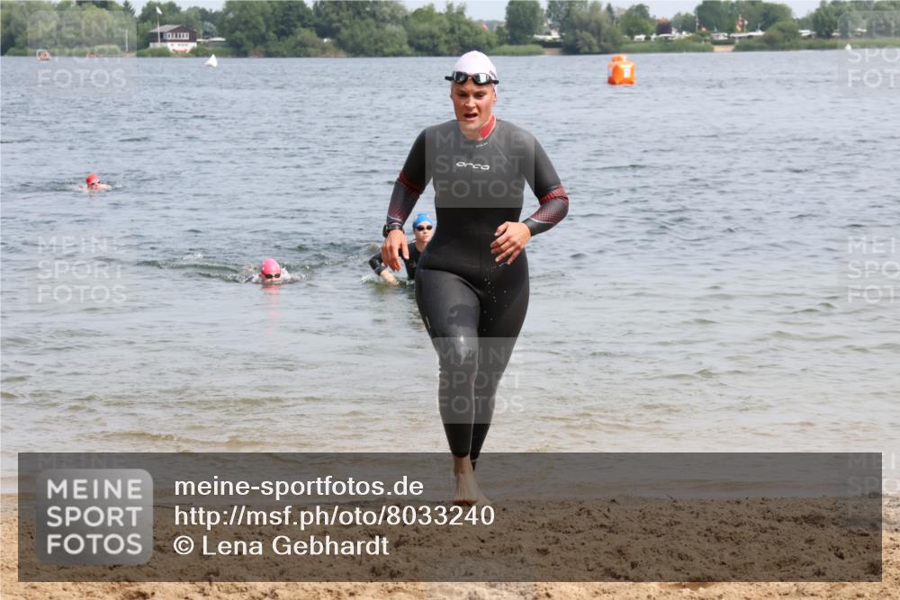 21.06.2025 - 27. Vierlanden-Triathlon Lena Gebhardt http://msf.ph/oto/8033240 15.06.2025 11:17:05 Schwimmen 825, 944, 945, 978, 979 meine-sportfotos.de