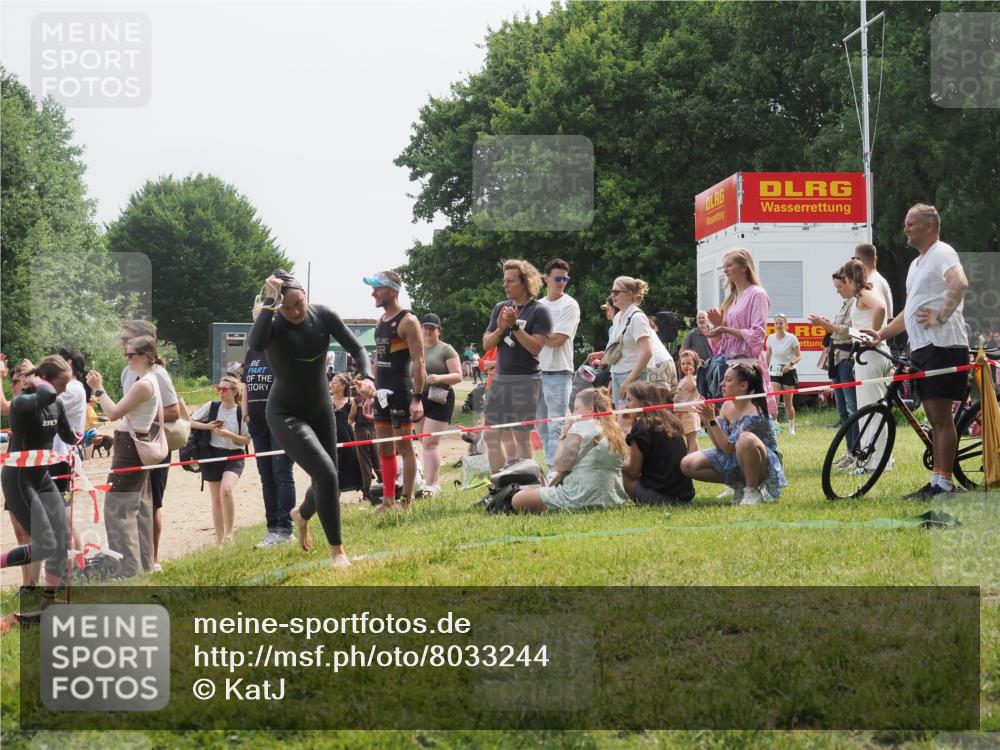 15.06.2025 - 27. Vierlanden-Triathlon KatJ http://msf.ph/oto/8033244 15.06.2025 11:15:43 Schwimmen 881, 927, 960 meine-sportfotos.de