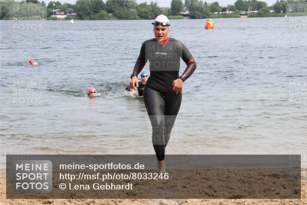 15.06.2025 - 27. Vierlanden-Triathlon Lena Gebhardt http://msf.ph/oto/8033246 15.06.2025 11:17:05 Schwimmen 825, 944, 945, 978, 979 meine-sportfotos.de