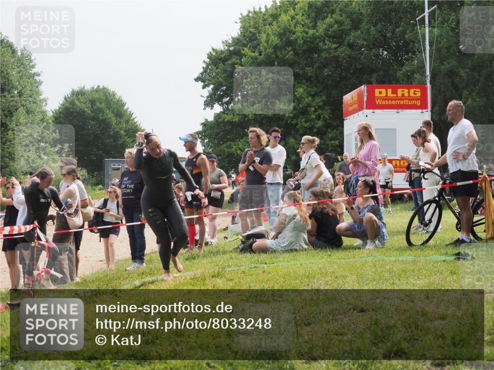 15.06.2025 - 27. Vierlanden-Triathlon KatJ http://msf.ph/oto/8033248 15.06.2025 11:15:43 Schwimmen 881, 927, 960 meine-sportfotos.de
