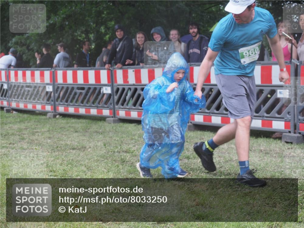 21.06.2025 - 27. Vierlanden-Triathlon KatJ http://msf.ph/oto/8033250 15.06.2025 13:44:40 Ziel 960, 1141 meine-sportfotos.de