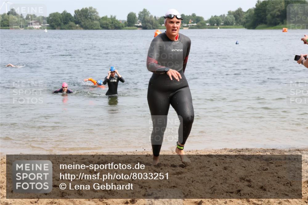 15.06.2025 - 27. Vierlanden-Triathlon Lena Gebhardt http://msf.ph/oto/8033251 15.06.2025 11:17:06 Schwimmen 944, 945, 978, 979 meine-sportfotos.de
