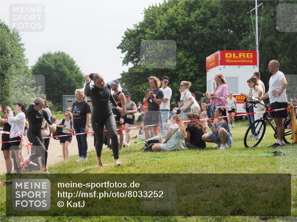 15.06.2025 - 27. Vierlanden-Triathlon KatJ http://msf.ph/oto/8033252 15.06.2025 11:15:43 Schwimmen 881, 927, 960 meine-sportfotos.de