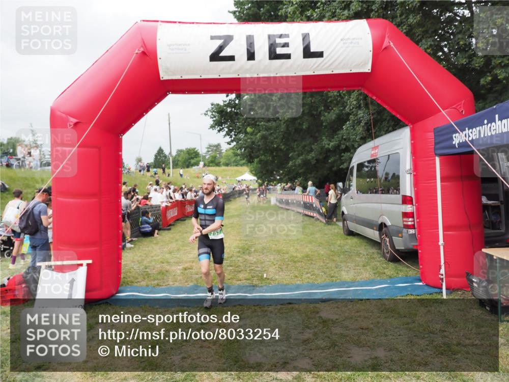 21.06.2025 - 27. Vierlanden-Triathlon MichiJ http://msf.ph/oto/8033254 15.06.2026 12:54:26 Ziel 757 meine-sportfotos.de