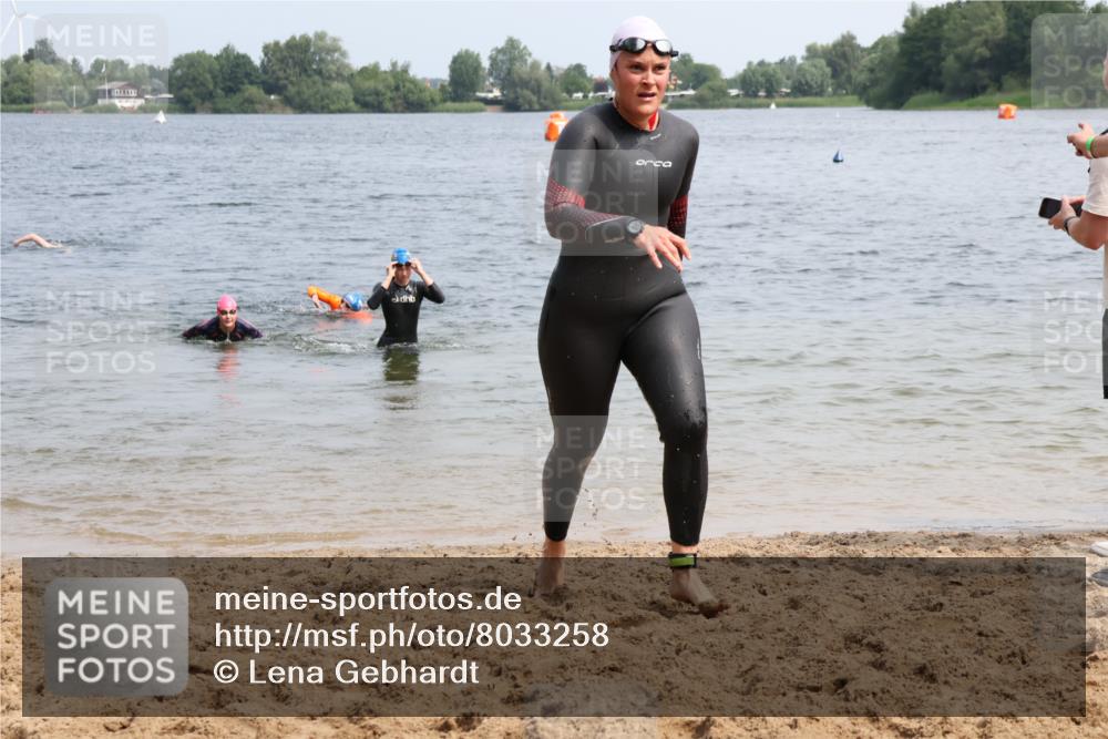 15.06.2025 - 27. Vierlanden-Triathlon Lena Gebhardt http://msf.ph/oto/8033258 15.06.2025 11:17:06 Schwimmen 944, 945, 978, 979 meine-sportfotos.de