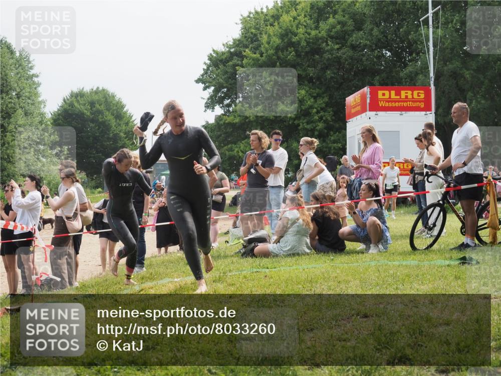 15.06.2025 - 27. Vierlanden-Triathlon KatJ http://msf.ph/oto/8033260 15.06.2025 11:15:44 Schwimmen 881, 927, 960 meine-sportfotos.de