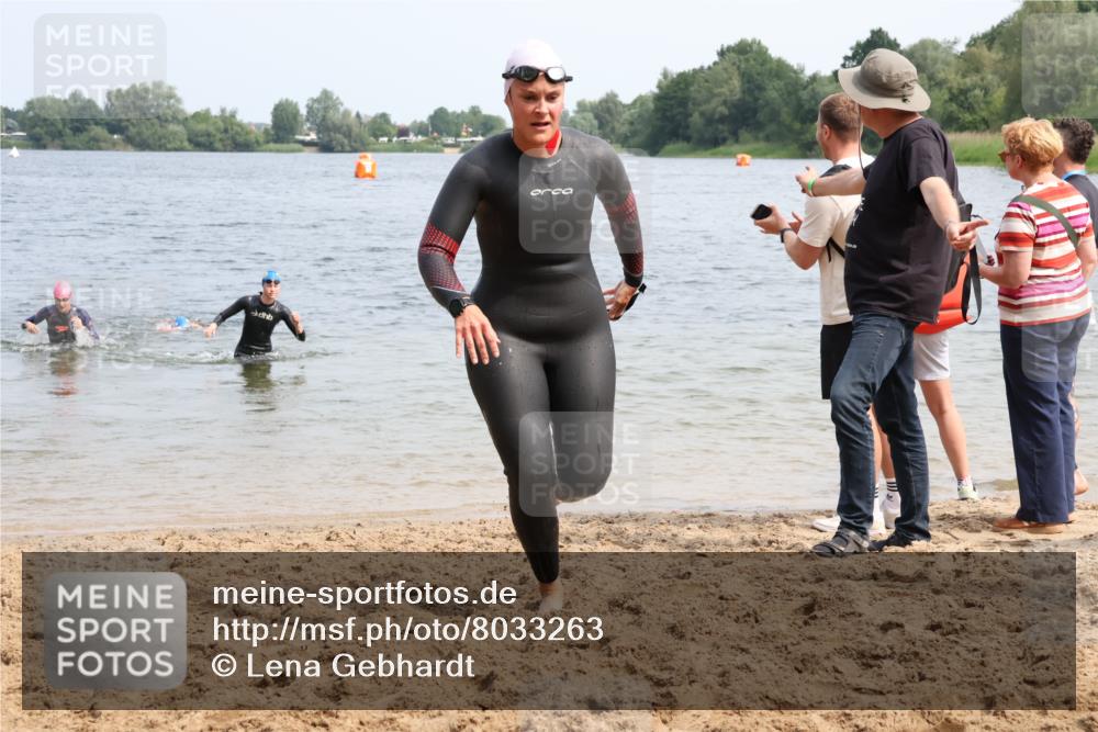 15.06.2025 - 27. Vierlanden-Triathlon Lena Gebhardt http://msf.ph/oto/8033263 15.06.2025 11:17:06 Schwimmen 944, 945, 978, 979 meine-sportfotos.de