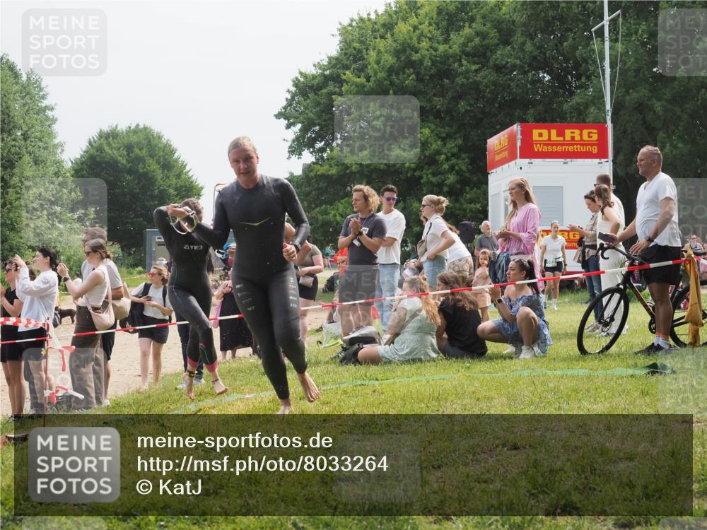 15.06.2025 - 27. Vierlanden-Triathlon KatJ http://msf.ph/oto/8033264 15.06.2025 11:15:44 Schwimmen 881, 927, 960 meine-sportfotos.de