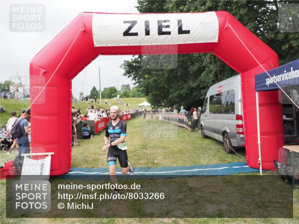 21.06.2025 - 27. Vierlanden-Triathlon MichiJ http://msf.ph/oto/8033266 15.06.2026 12:54:26 Ziel 757 meine-sportfotos.de