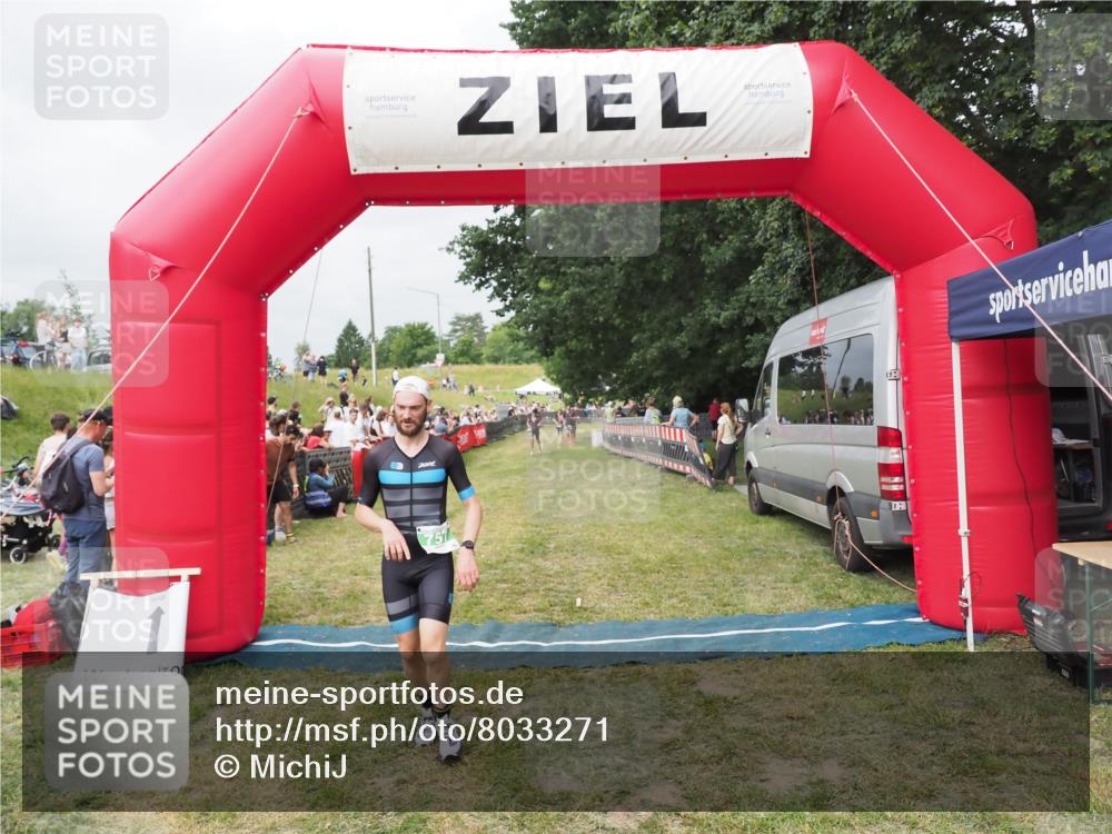 21.06.2025 - 27. Vierlanden-Triathlon MichiJ http://msf.ph/oto/8033271 15.06.2026 12:54:27 Ziel 757, 1000 meine-sportfotos.de