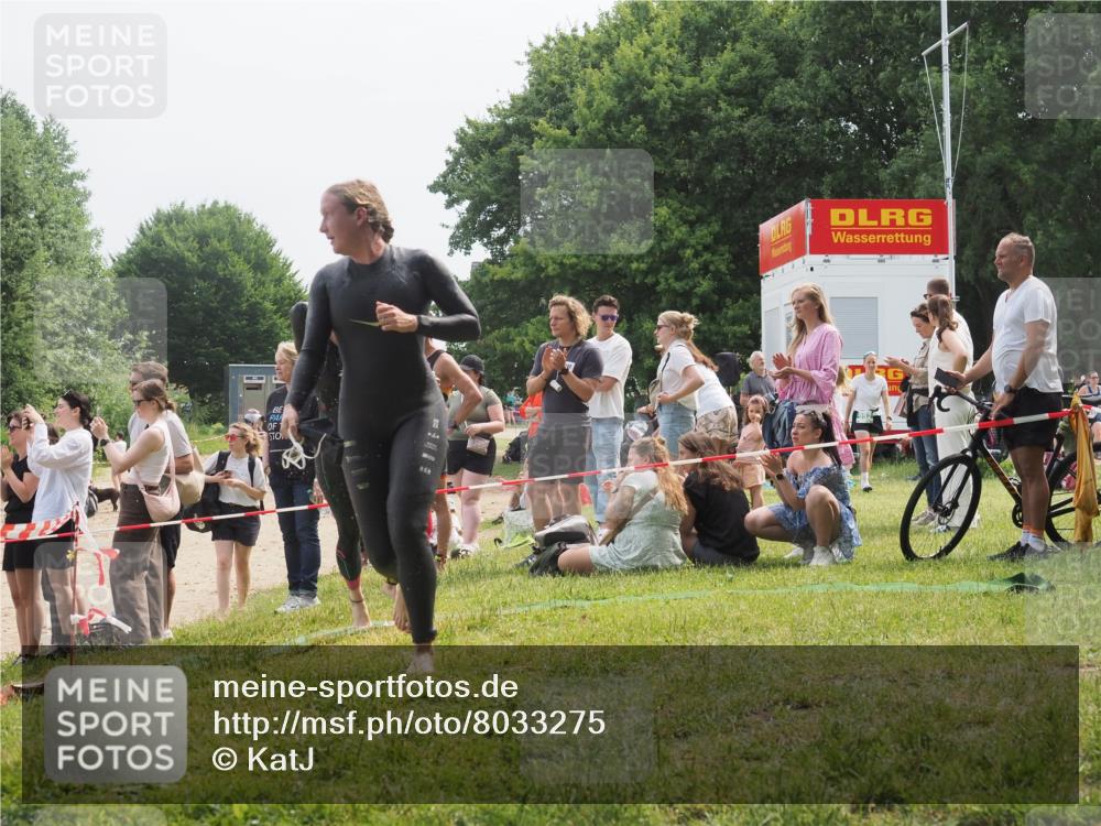 15.06.2025 - 27. Vierlanden-Triathlon KatJ http://msf.ph/oto/8033275 15.06.2025 11:15:44 Schwimmen 881, 927, 960 meine-sportfotos.de
