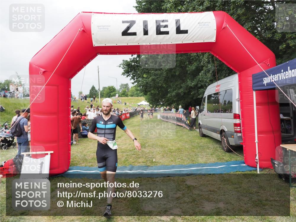 21.06.2025 - 27. Vierlanden-Triathlon MichiJ http://msf.ph/oto/8033276 15.06.2026 12:54:27 Ziel 757, 1000 meine-sportfotos.de