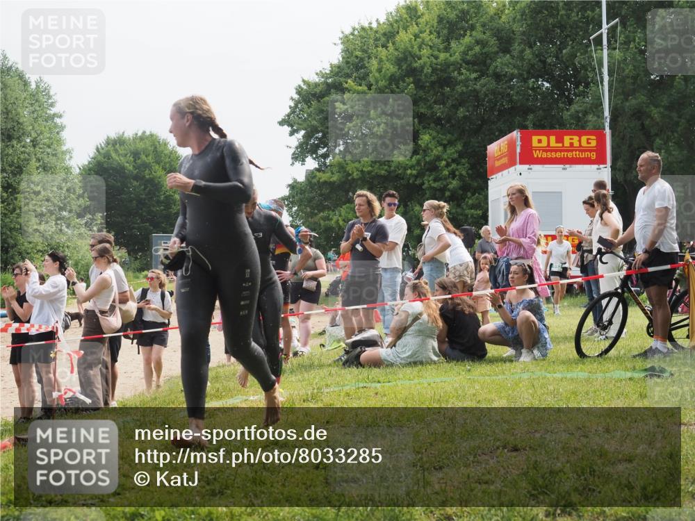 15.06.2025 - 27. Vierlanden-Triathlon KatJ http://msf.ph/oto/8033285 15.06.2025 11:15:44 Schwimmen 881, 927, 960 meine-sportfotos.de