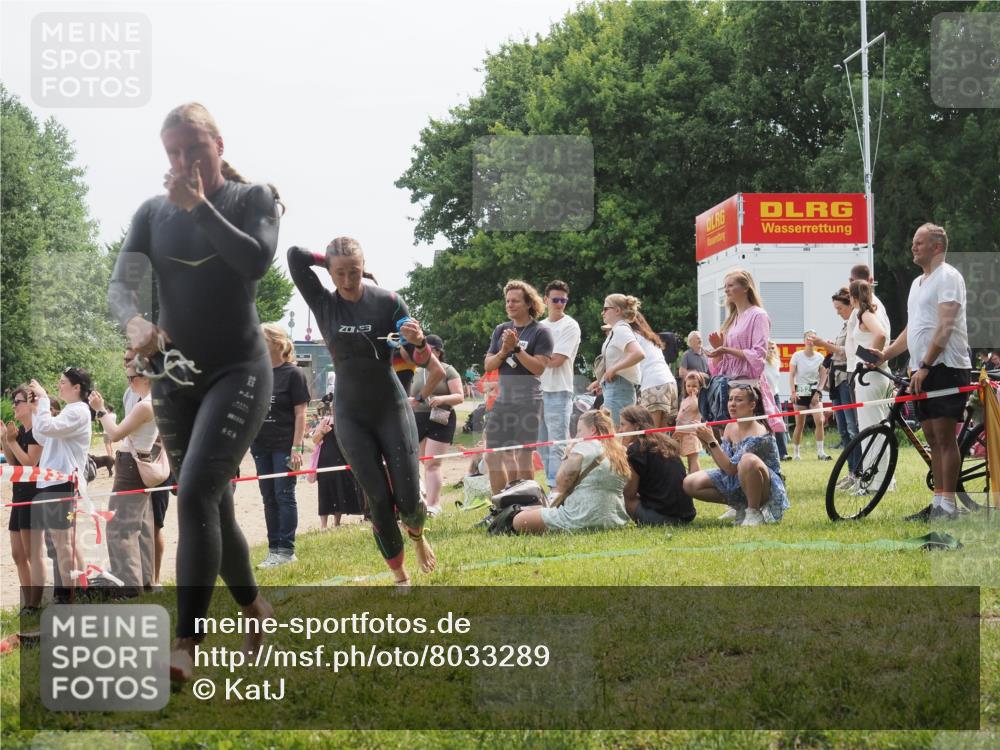 15.06.2025 - 27. Vierlanden-Triathlon KatJ http://msf.ph/oto/8033289 15.06.2025 11:15:45 Schwimmen 881, 919, 927, 946, 960 meine-sportfotos.de