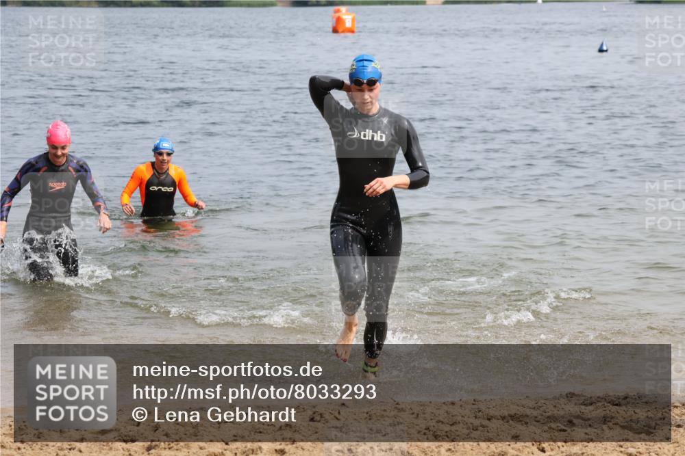 21.06.2025 - 27. Vierlanden-Triathlon Lena Gebhardt http://msf.ph/oto/8033293 15.06.2025 11:17:10 Schwimmen 944, 945, 978, 979 meine-sportfotos.de