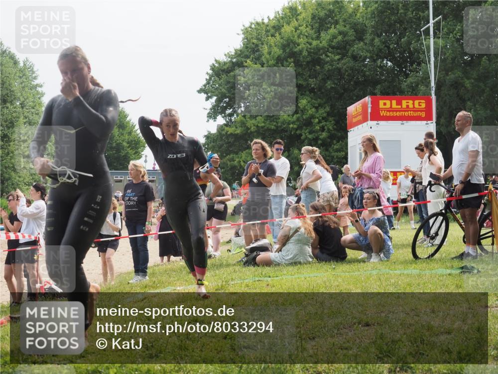 15.06.2025 - 27. Vierlanden-Triathlon KatJ http://msf.ph/oto/8033294 15.06.2025 11:15:45 Schwimmen 881, 919, 927, 946, 960 meine-sportfotos.de