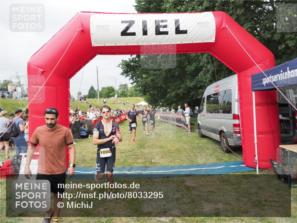 21.06.2025 - 27. Vierlanden-Triathlon MichiJ http://msf.ph/oto/8033295 15.06.2026 12:54:32 Ziel 757, 999, 1000, 1001, 1003 meine-sportfotos.de