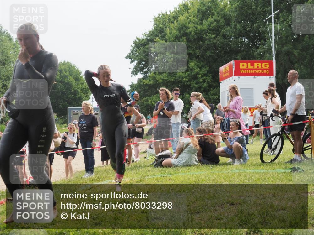 15.06.2025 - 27. Vierlanden-Triathlon KatJ http://msf.ph/oto/8033298 15.06.2025 11:15:45 Schwimmen 881, 919, 927, 946, 960 meine-sportfotos.de