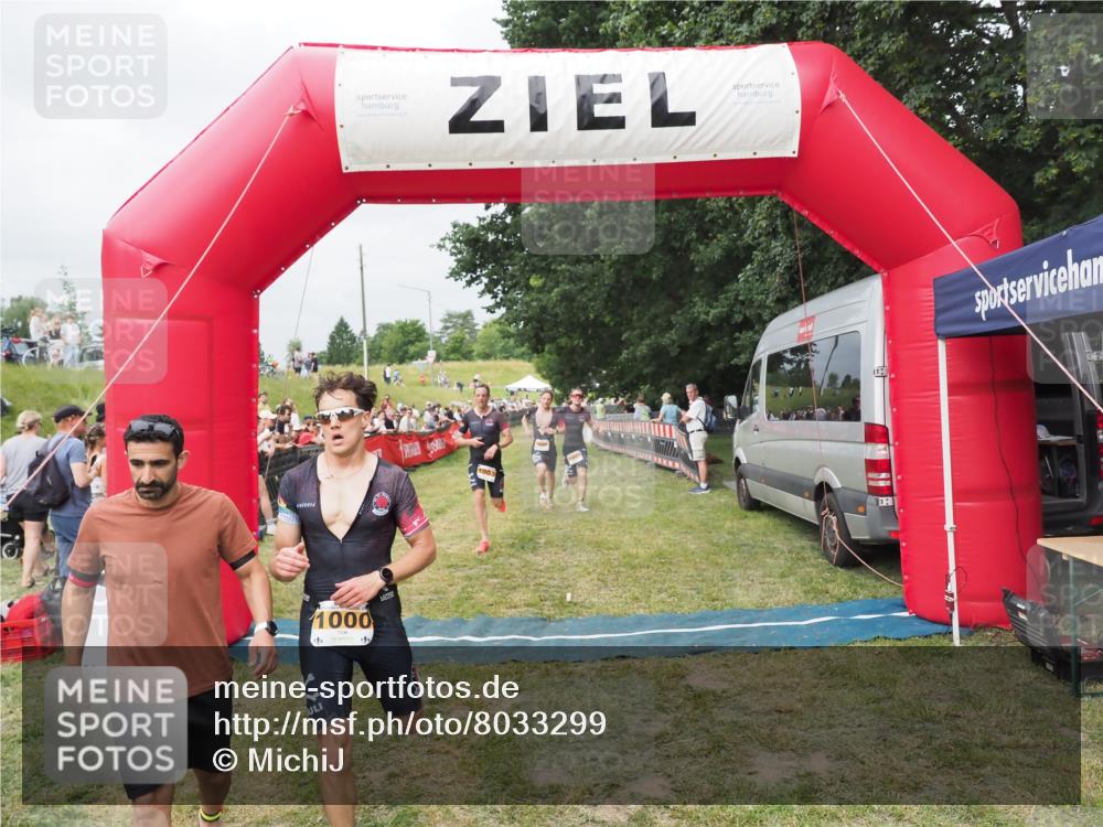 21.06.2025 - 27. Vierlanden-Triathlon MichiJ http://msf.ph/oto/8033299 15.06.2026 12:54:32 Ziel 757, 999, 1000, 1001, 1003 meine-sportfotos.de
