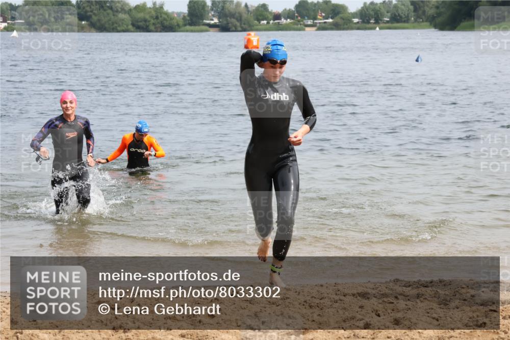 21.06.2025 - 27. Vierlanden-Triathlon Lena Gebhardt http://msf.ph/oto/8033302 15.06.2025 11:17:11 Schwimmen 911, 944, 945, 978, 979 meine-sportfotos.de