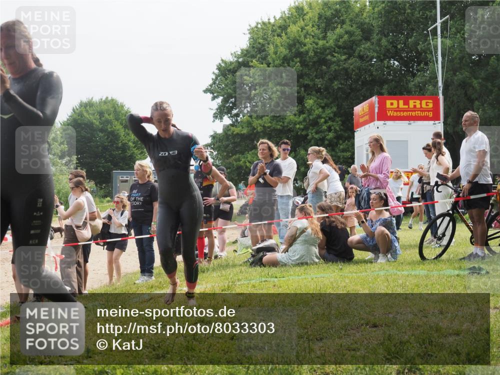 15.06.2025 - 27. Vierlanden-Triathlon KatJ http://msf.ph/oto/8033303 15.06.2025 11:15:45 Schwimmen 881, 919, 927, 946, 960 meine-sportfotos.de