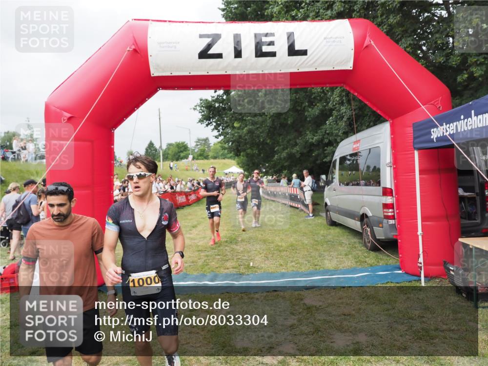 21.06.2025 - 27. Vierlanden-Triathlon MichiJ http://msf.ph/oto/8033304 15.06.2026 12:54:32 Ziel 757, 999, 1000, 1001, 1003 meine-sportfotos.de