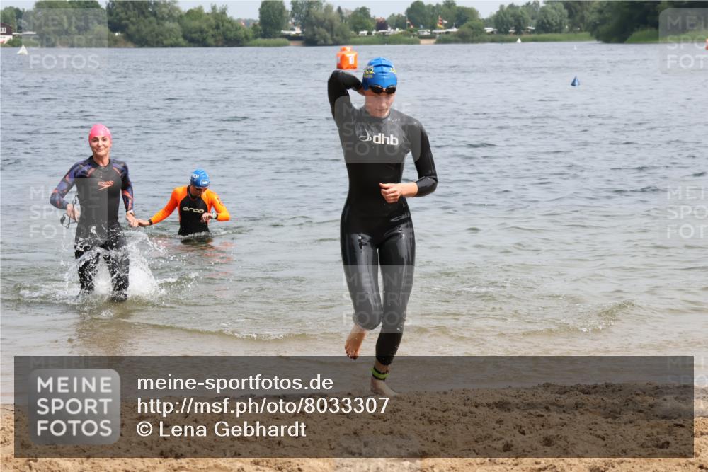 21.06.2025 - 27. Vierlanden-Triathlon Lena Gebhardt http://msf.ph/oto/8033307 15.06.2025 11:17:11 Schwimmen 911, 944, 945, 978, 979 meine-sportfotos.de