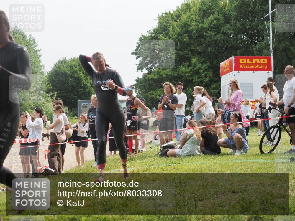 15.06.2025 - 27. Vierlanden-Triathlon KatJ http://msf.ph/oto/8033308 15.06.2025 11:15:45 Schwimmen 881, 919, 927, 946, 960 meine-sportfotos.de